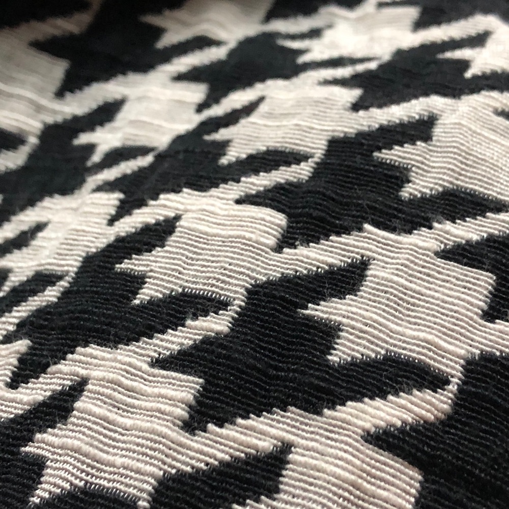 Ann Taylor Houndstooth patterned pencil skirt 2 - Picture 7 of 8